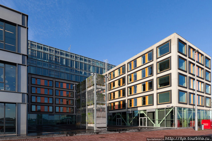 Каждое здание имеет индивидуальный дизайн. Амстердам, Нидерланды