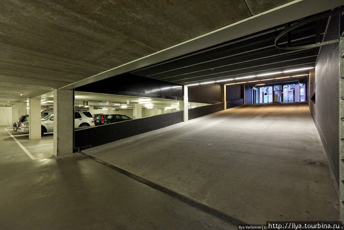Подземная парковка. У каждой квартиры в подземной парковке есть своя небольшая комнатка-склад, там можно хранить ненужное барахло. Амстердам, Нидерланды