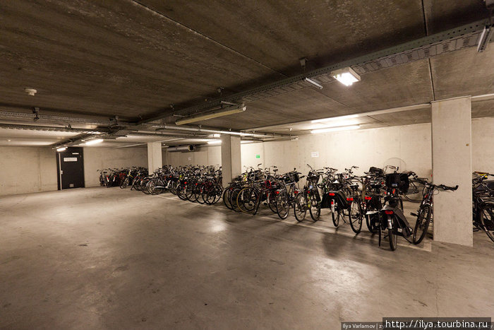 Специальная парковка для велосипедов. Амстердам, Нидерланды