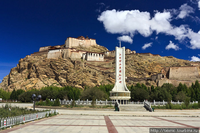 В лучших традициях соц. маразма перед старинным тибетским фортом китайские комуняки воткнули невероятно убогую бетонную фиговину непонятного назначения. Так делали в СССР, так делают в Китае. Гьянце, Китай