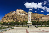 В лучших традициях соц. маразма перед старинным тибетским фортом китайские комуняки воткнули невероятно убогую бетонную фиговину непонятного назначения. Так делали в СССР, так делают в Китае.