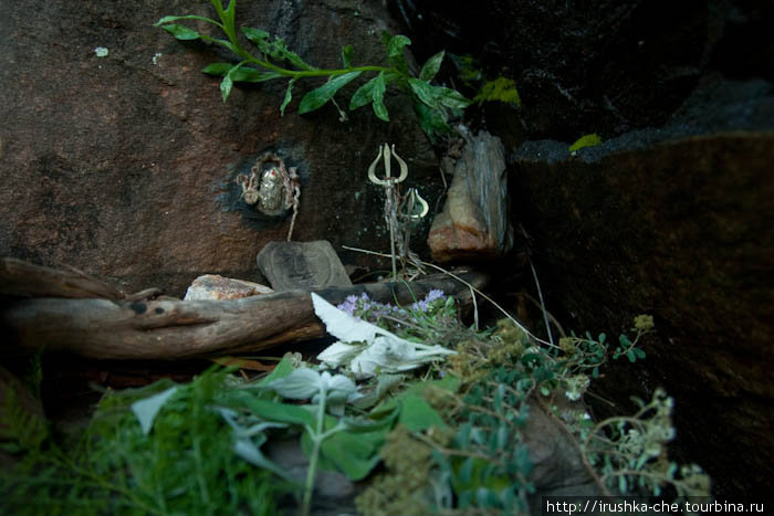 Небольшое святилище для идолов в углублении скалы Олд-Манали, Индия
