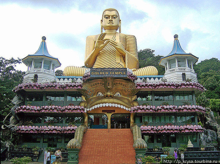 У подножия храма Дамбулла, Шри-Ланка