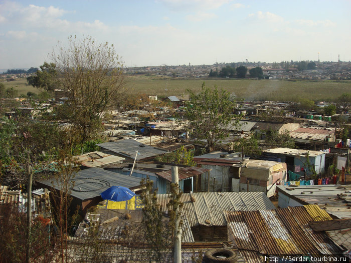 Многие части ранга Соуэто среди беднейших в Йоханнесбурге, хотя отдельные поселки, как правило, сочетание богатых и бедных жителей. Совето, ЮАР