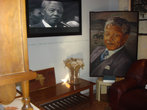 Это музей сделан из бывшего дома Нельсона Манделы, и наполнен его личной артефактов. Давние жители Соуэто проводят экскурсии, показаны различные предметы, которые принадлежали Манделе.