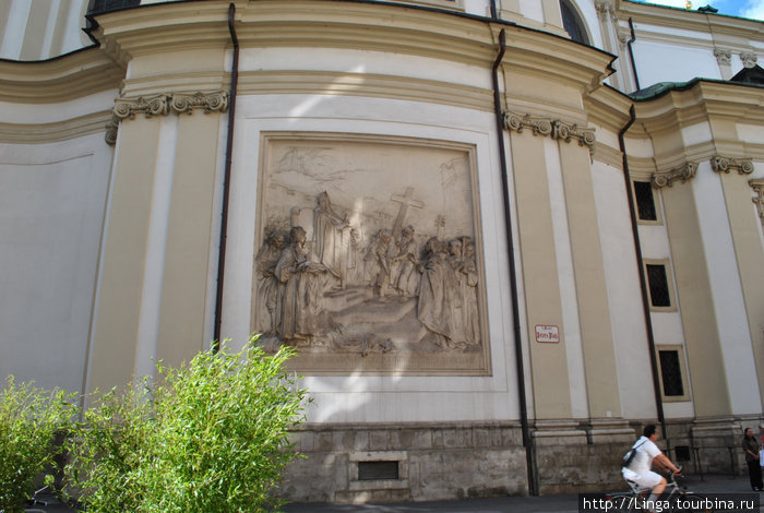 Рельеф Р.Вейрса, изображающий легендарное основание церкви святого Петра Карлом Великим Вена, Австрия