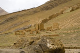 Развалины старинного поселения. Они были разрушены ещё несколько веков назад какими-то захватчиками, может быть даже и самими тибетцами