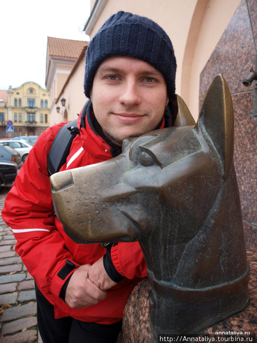 Антон у источника с догами Каунас, Литва