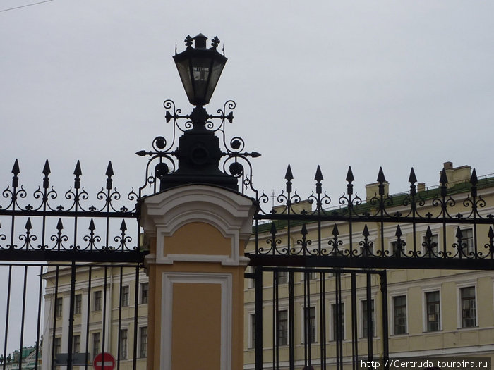 Такой оригинальный фонарь на входных воротах Певческой Капеллы. Санкт-Петербург, Россия