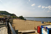 Широкий пляж, а на другой стороне виднеется город Тольятти.