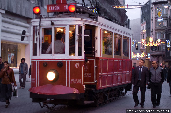 ... и старинный. Старинный трамвайчик ходит по главной европейской улице Istiklal. Путь одноколейный, но в середине улицы есть разъезд, где трамваи, идущие в противоположных направлениях, расходятся. Стамбул, Турция