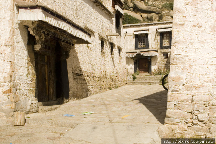 Мы были в Sera Monastery уже достаточно поздно. Туристов внутри уже почти не осталось, где-то было совсем пустынно.