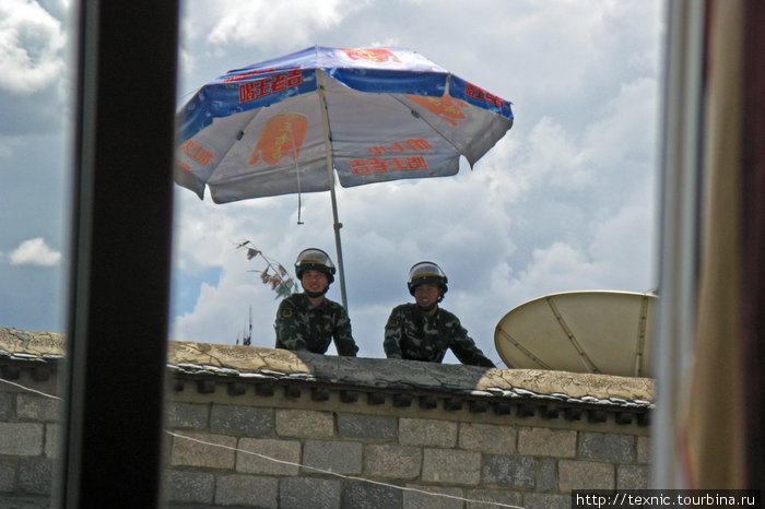 Некоторые несут службу на крышах домов Лхаса, Китай