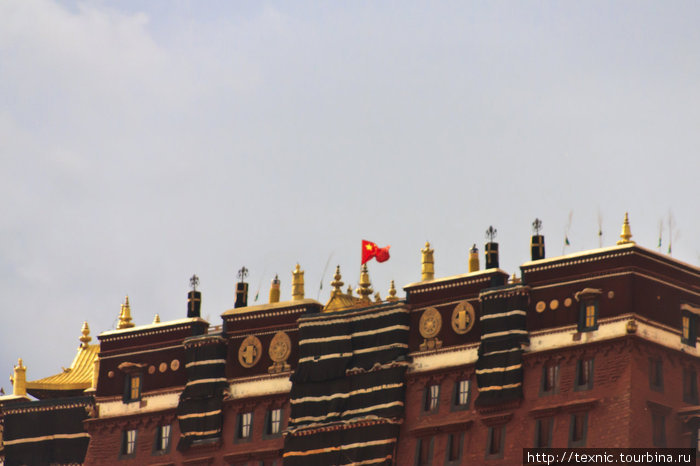 А над Potala Palace сейчас развевается флаг КНР... Лхаса, Китай