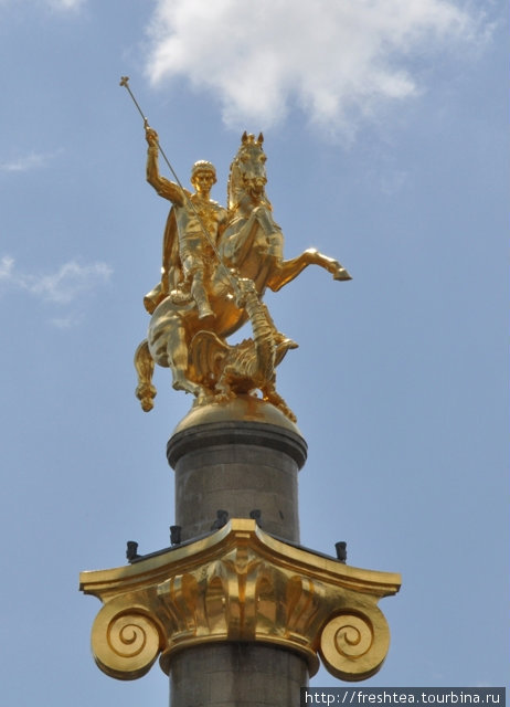 Покровителю Тбилиси — святому Георгию — выбрали место знатное: на высокой колонне в центре площади Свободы, откуда начинается проспект Руставели, главная магистраль города. Грузия