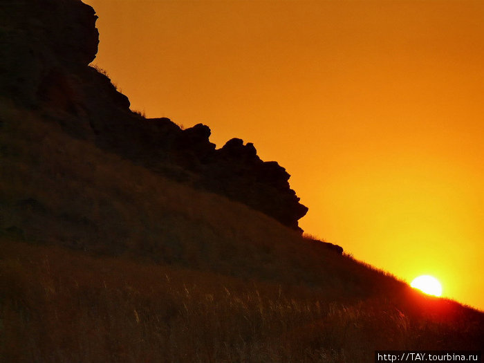 Восход солнца у поющих скал Богдинско-Баскунчакский Заповедник, Россия