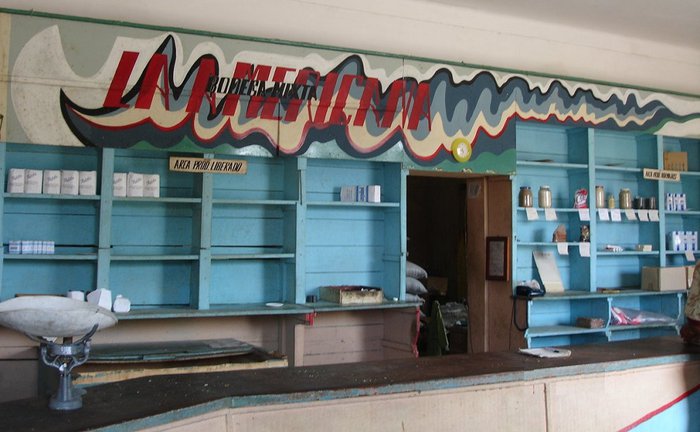 Кусочек настоящей Кубы все таки есть и в Варадеро. Это продуктовый магазин. Варадеро, Куба