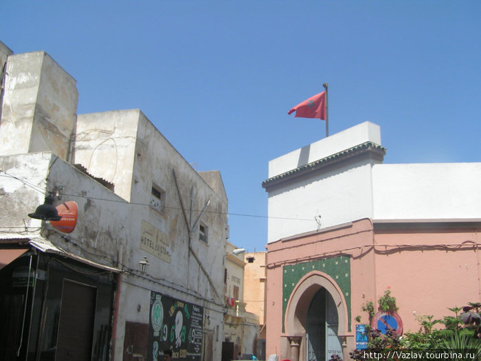 Флаги над башнями Касабланка, Марокко