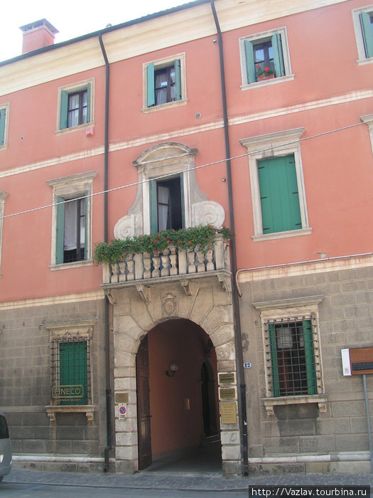 Главные ворота дворца Ровиго, Италия