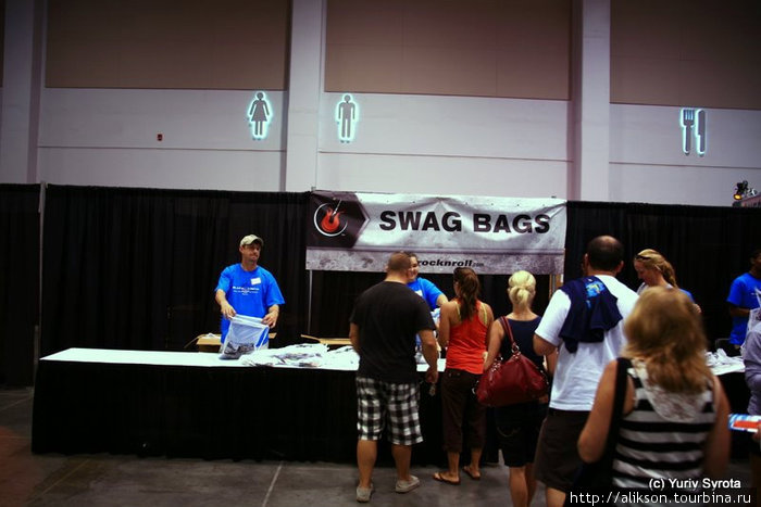 Это раздают мешки с очень нужной рекламой и прочей ерундой;)
Называется Swag bag. Вирджиния-Бич, CША