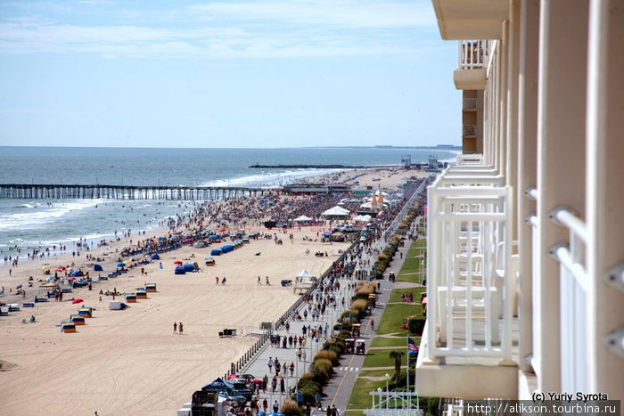 Вид с нашего балкона на финишную линию. Виден пляж, набережная и толпа участников-болельщиков. Вирджиния-Бич, CША