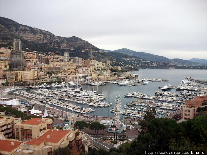 Вид на La Condamine и порт Монако, где швартуются яхты класса Романа Абрамовича. Монако