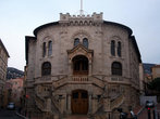Дворец юстиции на площади слева от собора.