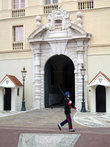 Карабинер, охраняющий дворец. Его же охраняют многочисленные полисмены, которые следят за порядком на дворцовой площади.