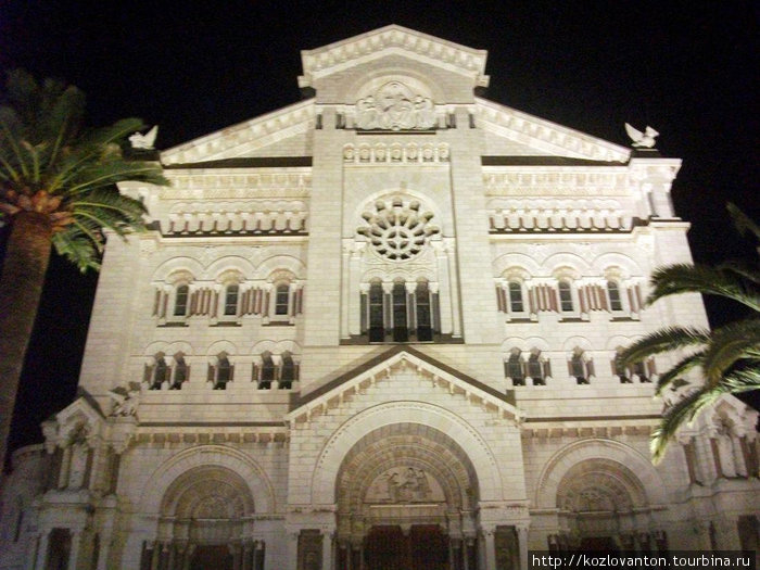 Ночной вид Кафедрального собора, который был построен в 1875 г. на месте старой церкви XIII века. Здесь расположена усыпальница княжеской семьи Гримальди. Монако