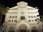 Ночной вид Кафедрального собора, который был построен в 1875 г. на месте старой церкви XIII века. Здесь расположена усыпальница княжеской семьи Гримальди.