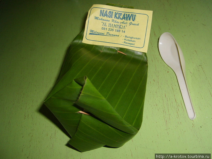 Рис в банановой упаковке, но с фабричной этикеткой Ява, Индонезия
