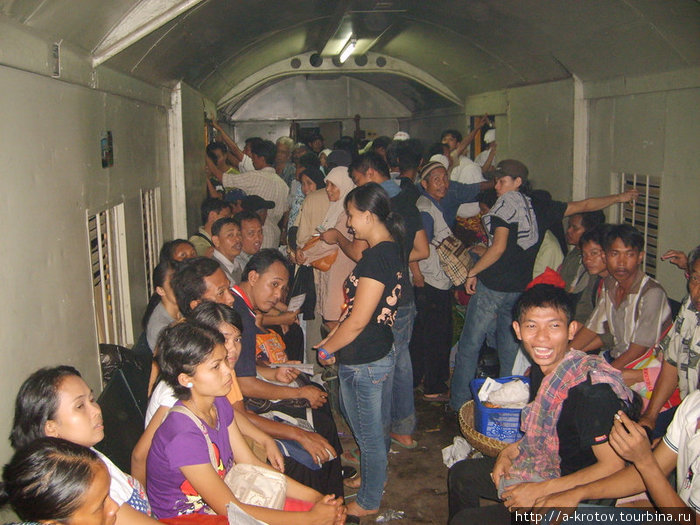 В вагоне пассажирского поезда Джакарта-Мерак Ява, Индонезия