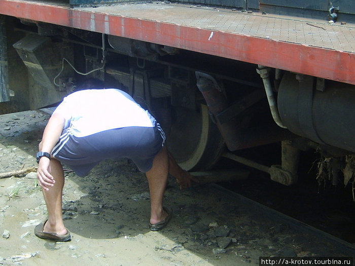 Машинист вставляет палки в колёса собственному поезду (локомотиву)! Кота-Кинабалу, Малайзия