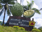 Сериан-Бандар: малайский городок со статуей фрукта дуриана на въезде