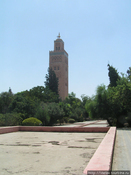 Пересохший фонтан у мечети Марракеш, Марокко