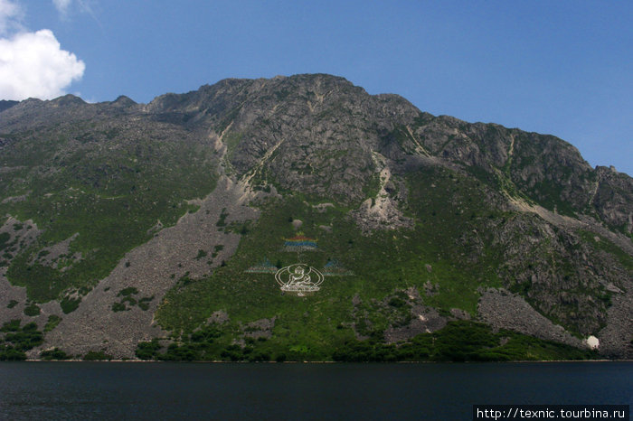 На горе на одном из берегов выложен будда Озеро Мугекуо, Китай