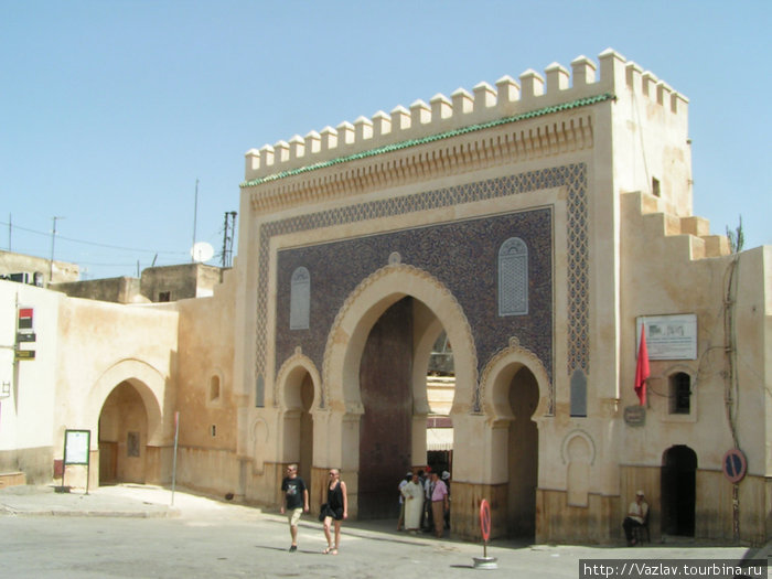 Ворота во всей красе. Под центральной аркой видна группа самозваных гидов Фес, Марокко