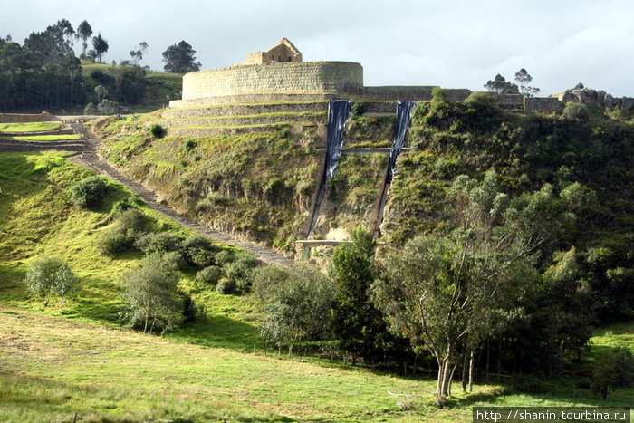 Крепость Ингапирка на краю утеса Ингапирка, Эквадор