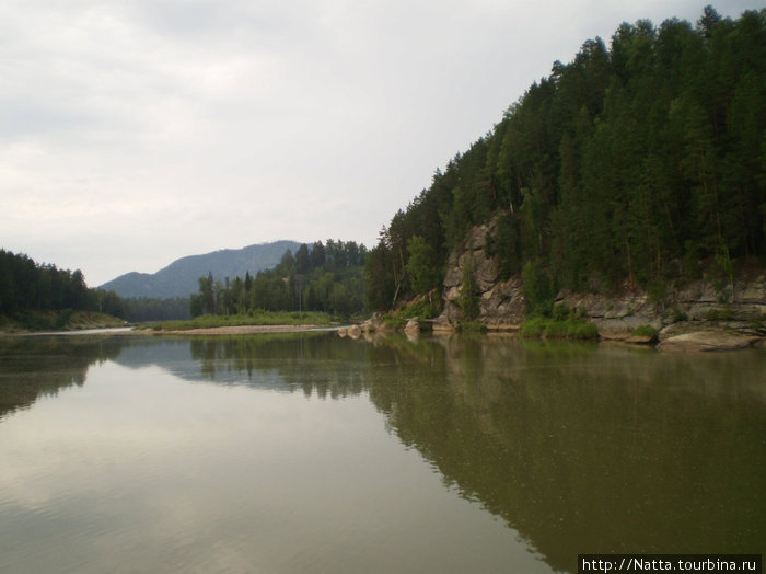 В некоторых местах горная река Лебедь напоминает озеро Республика Алтай, Россия