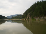 В некоторых местах горная река Лебедь напоминает озеро