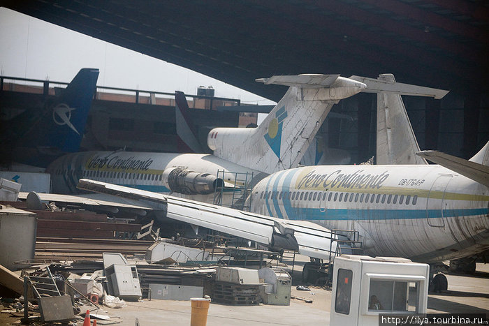 Традиционна разруха в аэропорту. Самолеты готовят к вылету. Лима, Перу