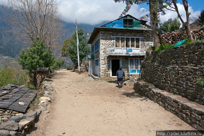 Пешая тропа к базовому лагерю Эвереста начинается прямо от взлетной полосы в Лукле. Она является главной и единственной улочкой почти всех деревень по пути. Зона Сагарматха, Непал
