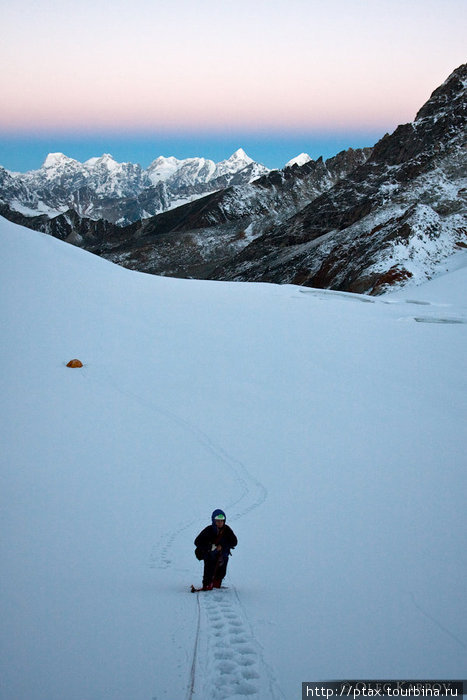 Переночевав под перевалом Чо-Ла выходим на основное восхождение — вершину Нирека (6150м.) Зона Сагарматха, Непал