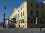 Дом Академиков на углу 7 линии и Набережной лейтенанта Шмидта.