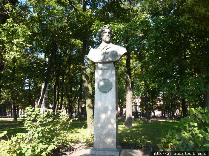Памятник  художнику Василию Сурикову. Санкт-Петербург, Россия