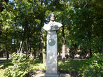 Памятник  художнику Василию Сурикову.
