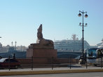Сфинкс на фоне гигантского круизного лайнера.