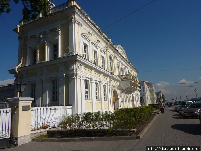 Отреставрированное здание флигеля бывшего Манежа  1-го Кадетского корпуса. Санкт-Петербург, Россия