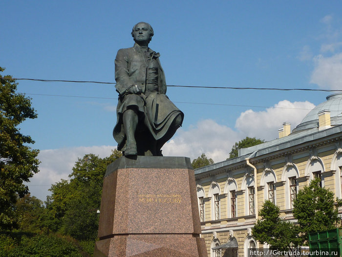 Погода спб ломоносов. Памятник м. в. Ломоносову на Менделеевской линии. Памятник Ломоносову в Санкт-Петербурге. Памятник на Менделеевской Ломоносову. Ломоносов памятник СПБ.