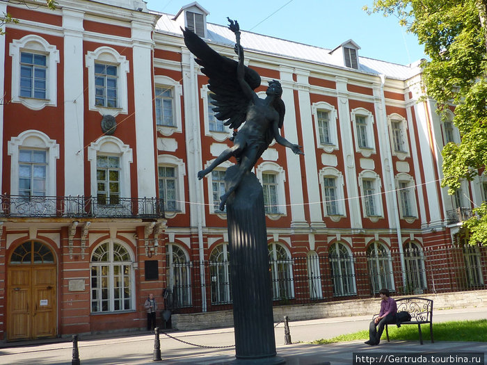 Памятник \Универсантам\ На Менделеевской линии. Санкт-Петербург, Россия